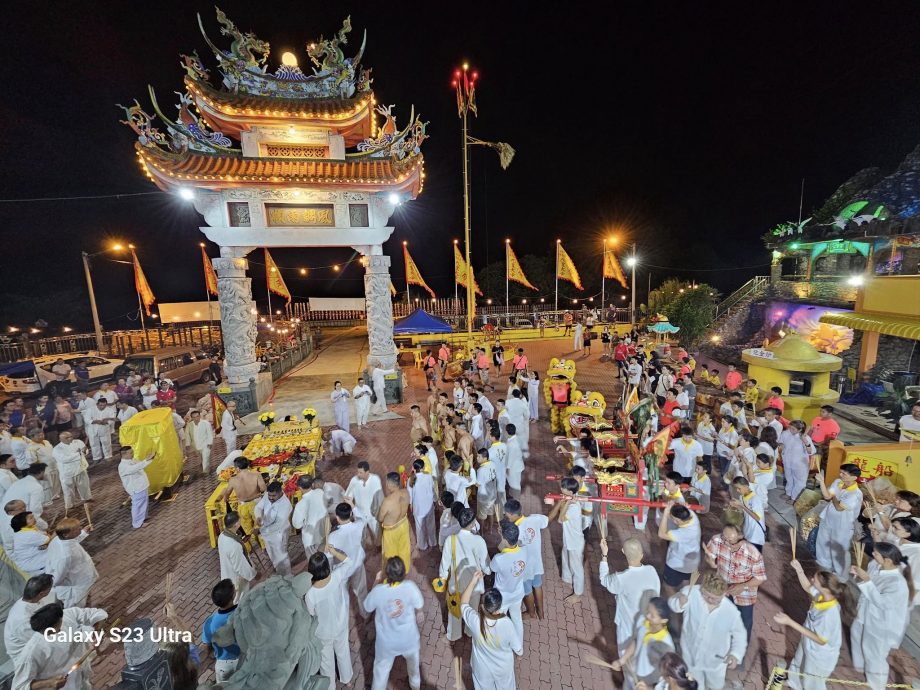 东:巴西北干华光庙、吉兰丹斗母宫及吉兰丹灵应殿,接九皇圣驾。