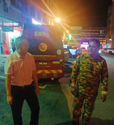 东:文德甲昨天傍晚遭遇暴风雨怪风吹袭,多处倒树,拯救单位疲于奔命协助清理各地点