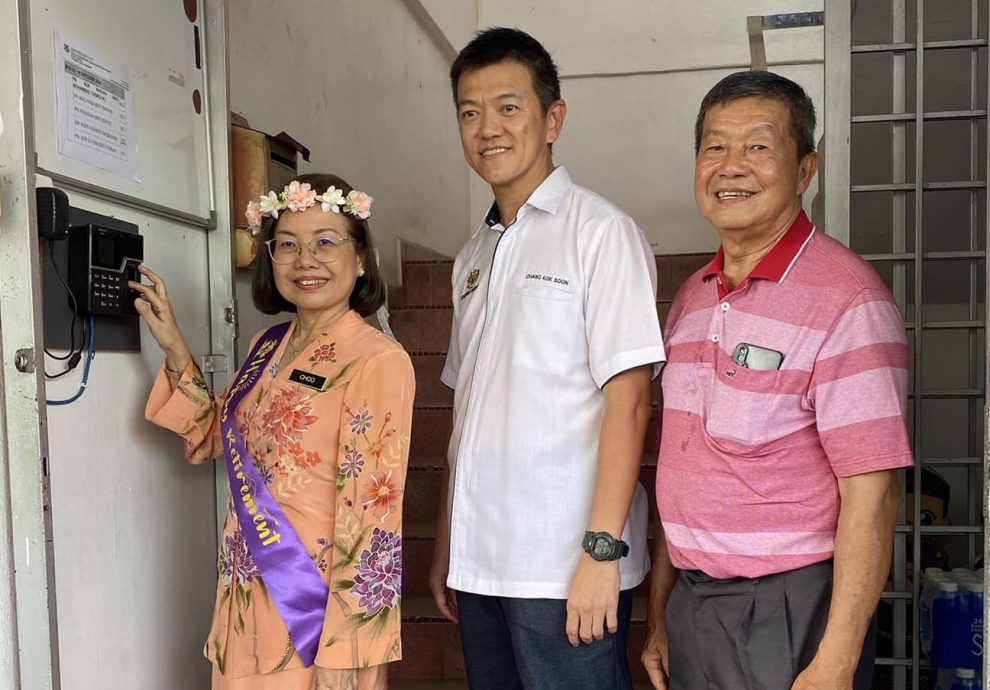 东:直凉华中朱丽琴老师荣休欢送会温馨感人