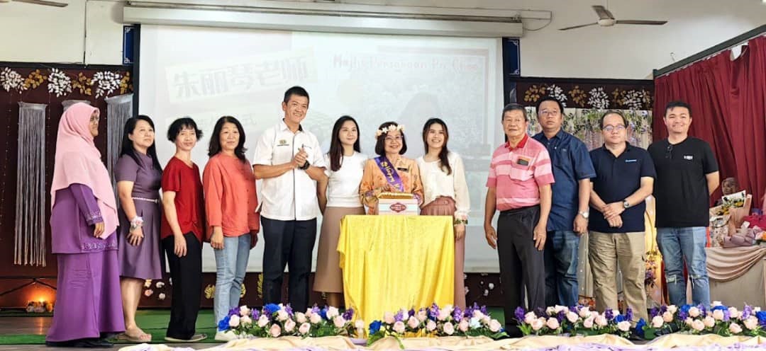东:直凉华中朱丽琴老师荣休欢送会温馨感人