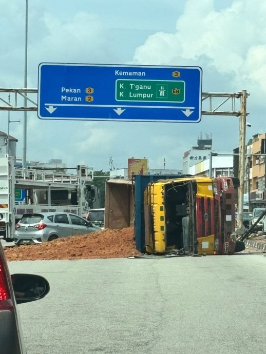 载泥罗里翻覆，造成大塞车。