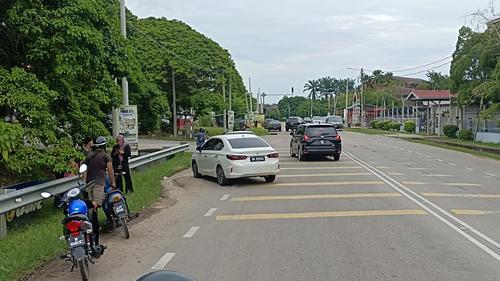 东:轿车与摩托车相撞 妇女头破血流