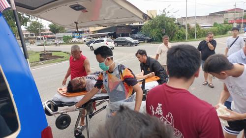 东:轿车与摩托车相撞 妇女头破血流