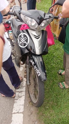 东:轿车与摩托车相撞 妇女头破血流