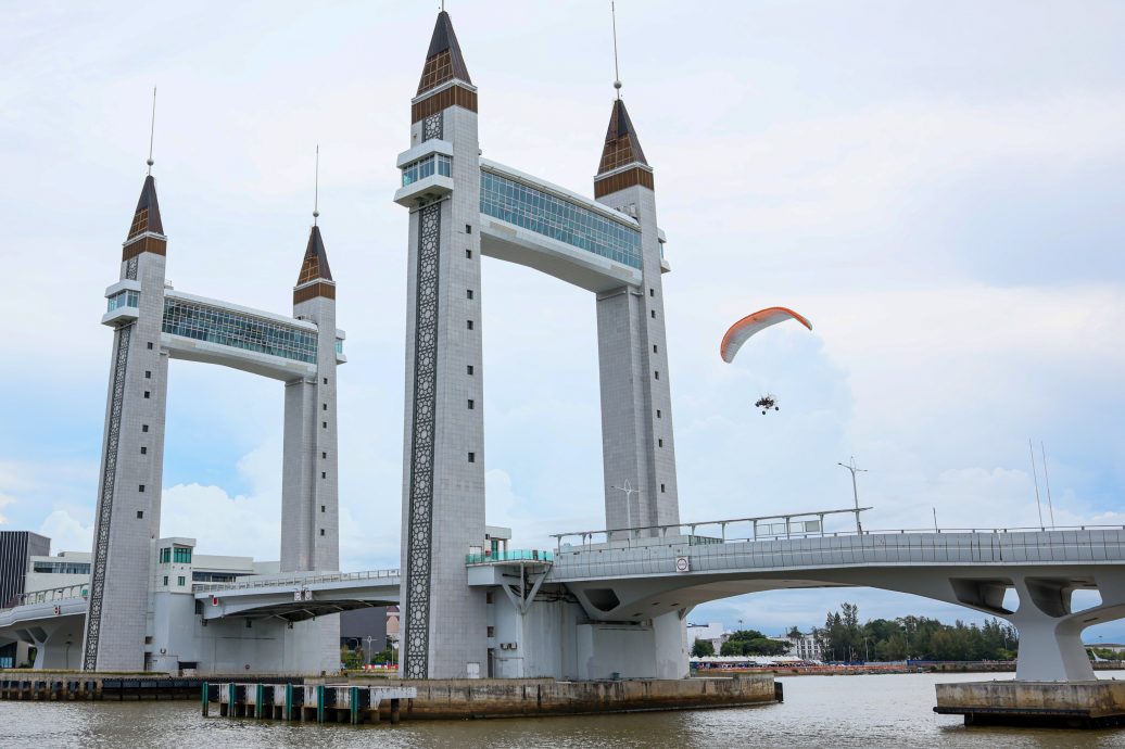 东:首次在瓜登举行的登嘉楼国际动力伞挑战赛成功吸引26名来自全国各地的好手参加,精彩的飞行表演让人叹为观止。