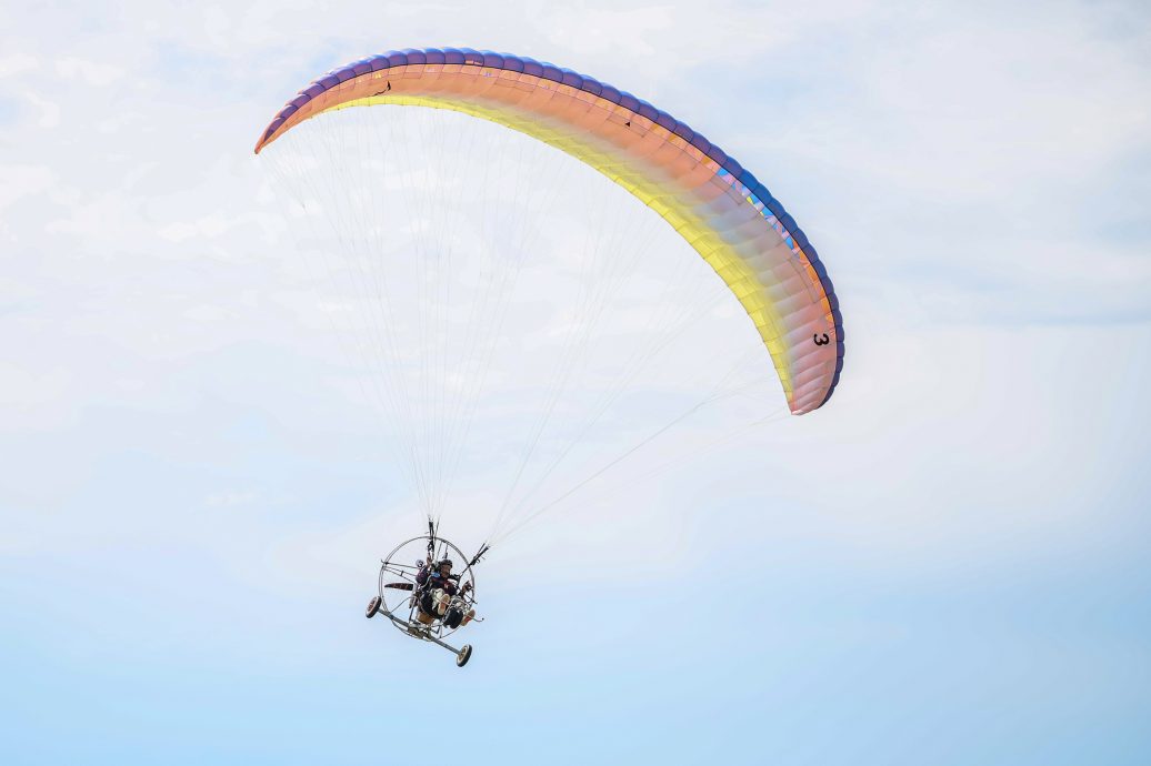 东:首次在瓜登举行的登嘉楼国际动力伞挑战赛成功吸引26名来自全国各地的好手参加,精彩的飞行表演让人叹为观止。