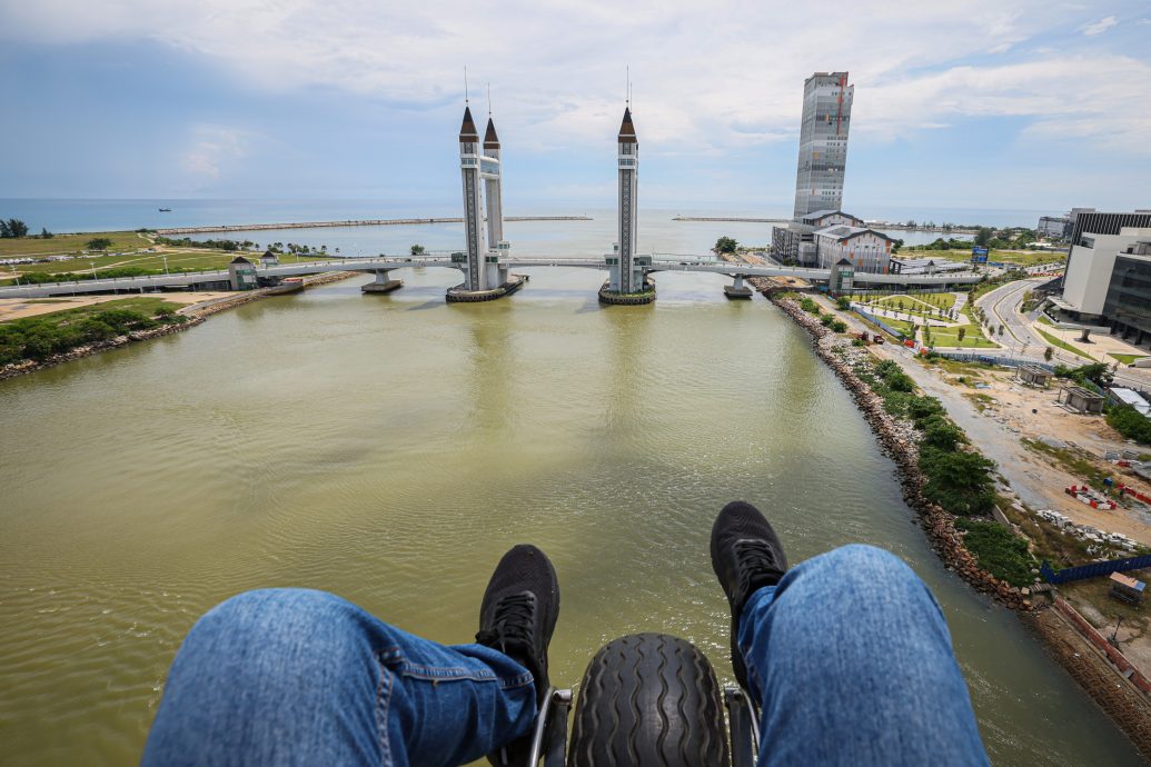 东:首次在瓜登举行的登嘉楼国际动力伞挑战赛成功吸引26名来自全国各地的好手参加,精彩的飞行表演让人叹为观止。