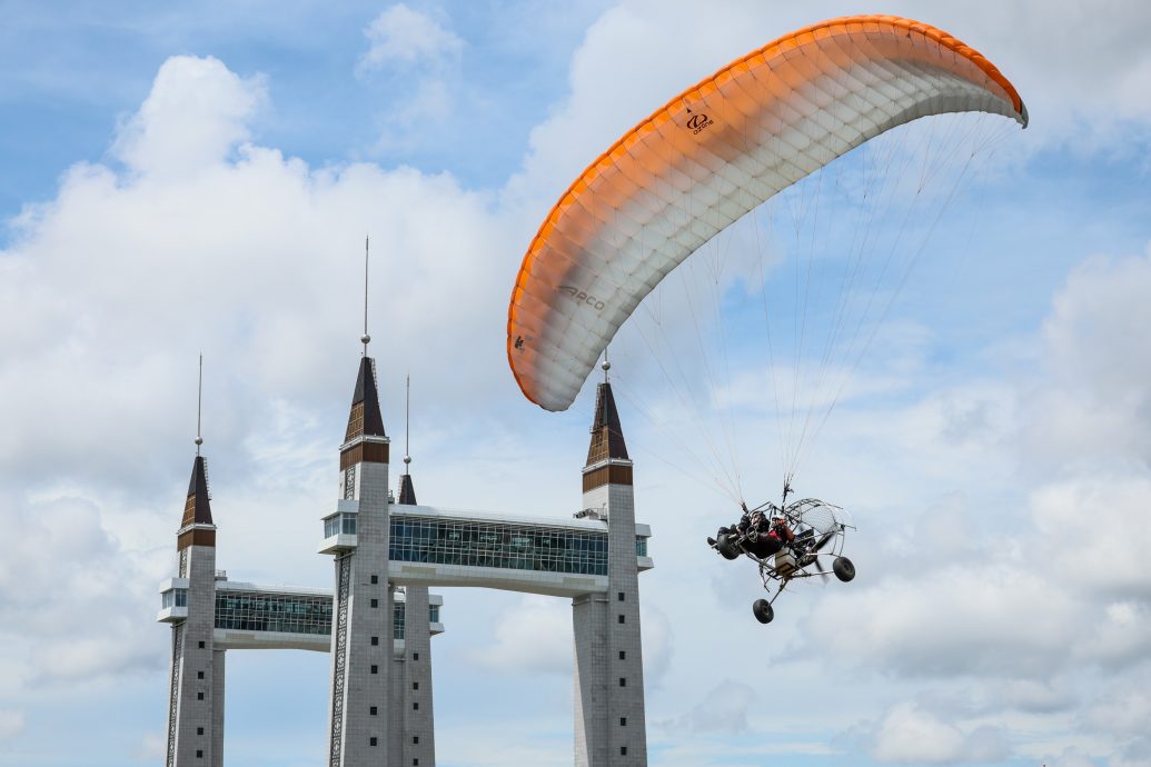 东:首次在瓜登举行的登嘉楼国际动力伞挑战赛成功吸引26名来自全国各地的好手参加,精彩的飞行表演让人叹为观止。