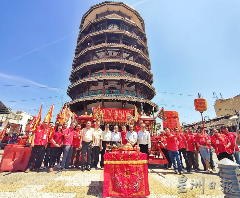 中国圣公圣妈莅临 安顺人崇敬迎接