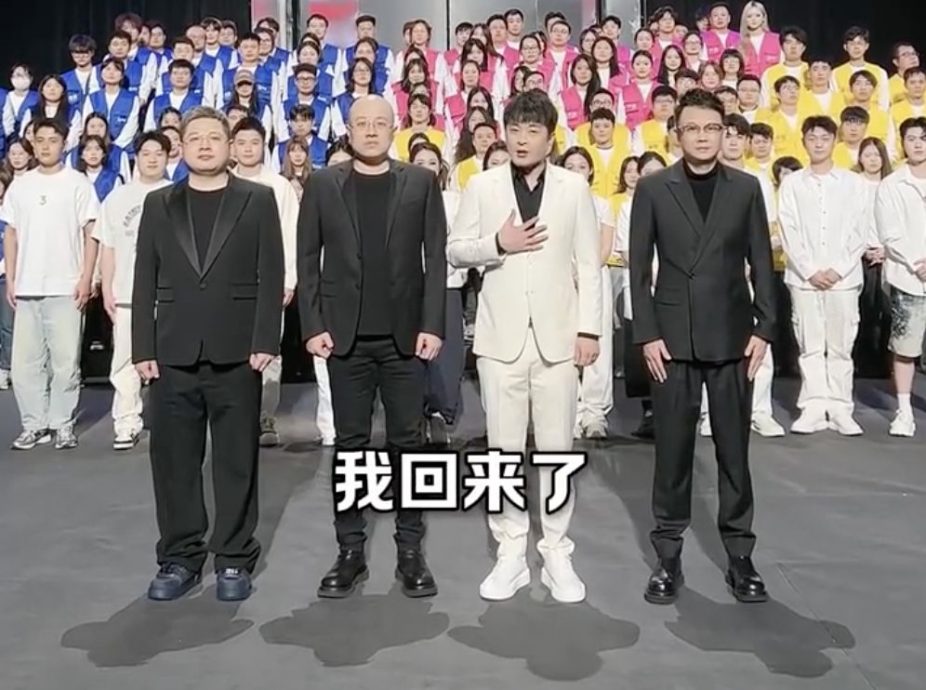 中国多名千万级网红复出 “辛巴”影片三连发!单膝下跪宣布回归