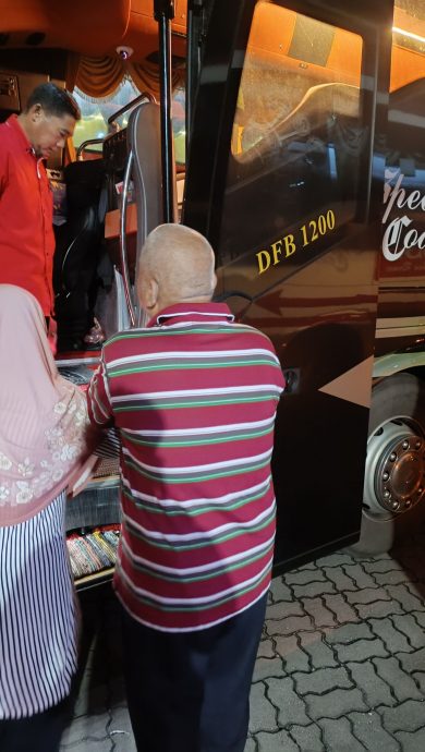 主动牵盲眼乘客上厕所 网动容:应颁一个奖给他!