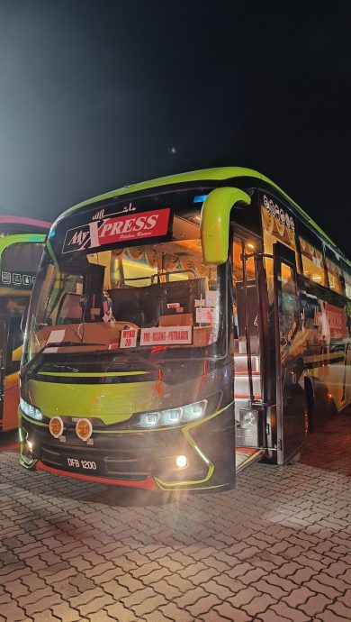 主动牵盲眼乘客上厕所 网动容:应颁一个奖给他!