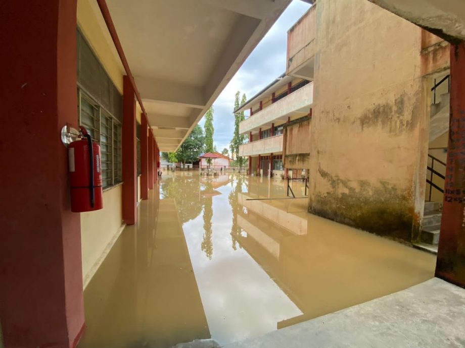 乌鲁安南淹水 学校变泽国