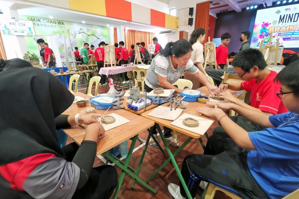 供星洲网/芙振中办两天“脑力与科技工数盛会”,激发学生对STEM领域兴趣