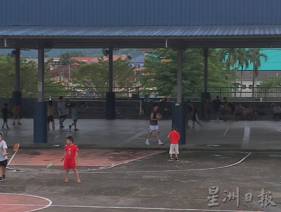 供星洲网/风波终结,万茂新村华小篮球场开放了