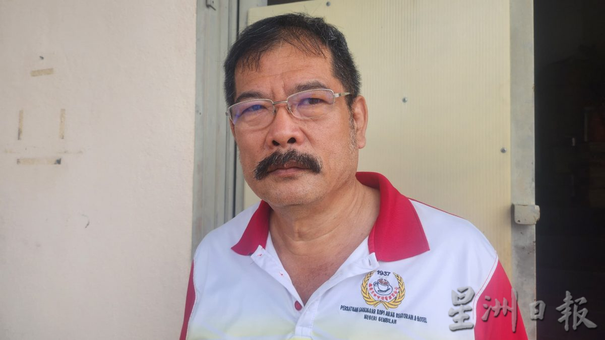 供星洲网:/50年代档口小贩 材料剩鱼头和米粉 应付饥饿顾客无心插柳研创出“鱼头米粉”