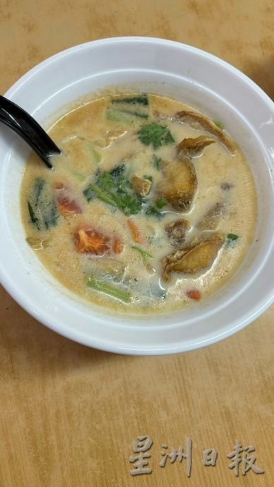 供星洲网:/50年代档口小贩 材料剩鱼头和米粉 应付饥饿顾客无心插柳研创出“鱼头米粉”