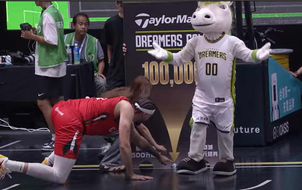 供星洲网:一杆进洞赢10万游戏惹风波 台职篮洋将揭洞小过球掀议