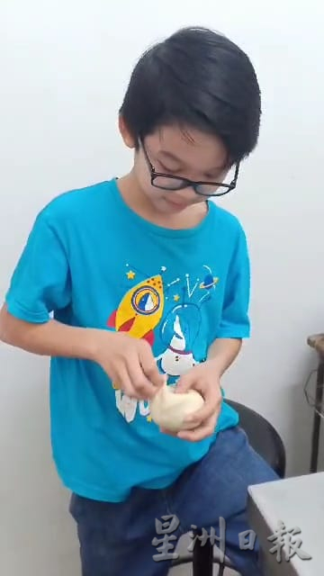 供星洲网:花城小食光/为摆脱生活危机感摆摊卖包 契机让“半芭独特手工黄酒包”一炮而红
