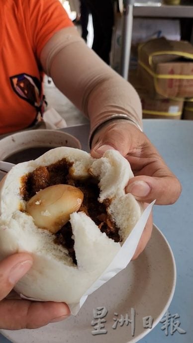 供星洲网:花城小食光/为摆脱生活危机感摆摊卖包 契机让“半芭独特手工黄酒包”一炮而红