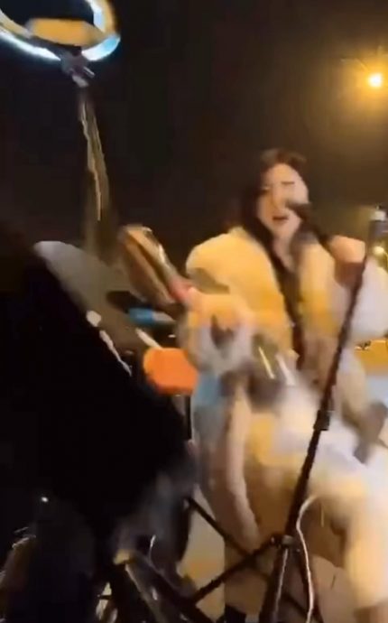 供星洲网:视频|美女路边直播被撞 肇祸司机被捕