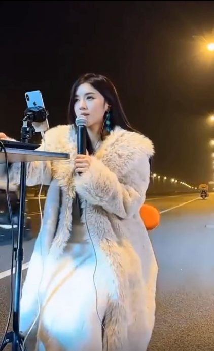 供星洲网:视频|美女路边直播被撞 肇祸司机被捕