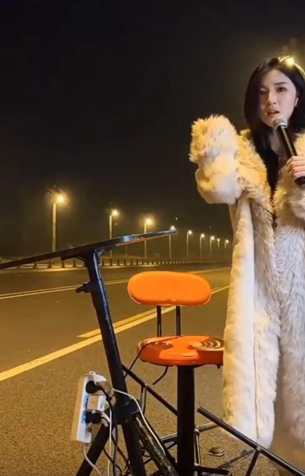 供星洲网:视频|美女路边直播被撞 肇祸司机被捕