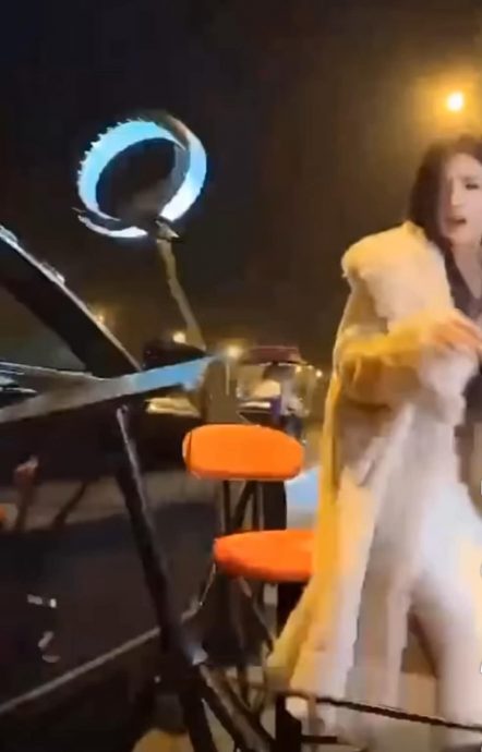 供星洲网:视频|美女路边直播被撞 肇祸司机被捕