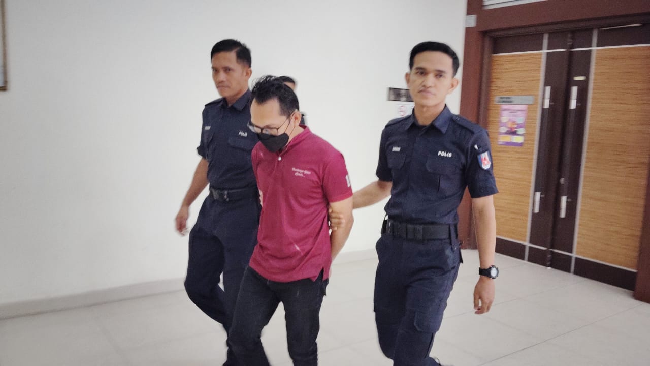 **全国综合**全国:行车途中侵犯17岁男生,电召车司机认3罪被判监11年鞭5下