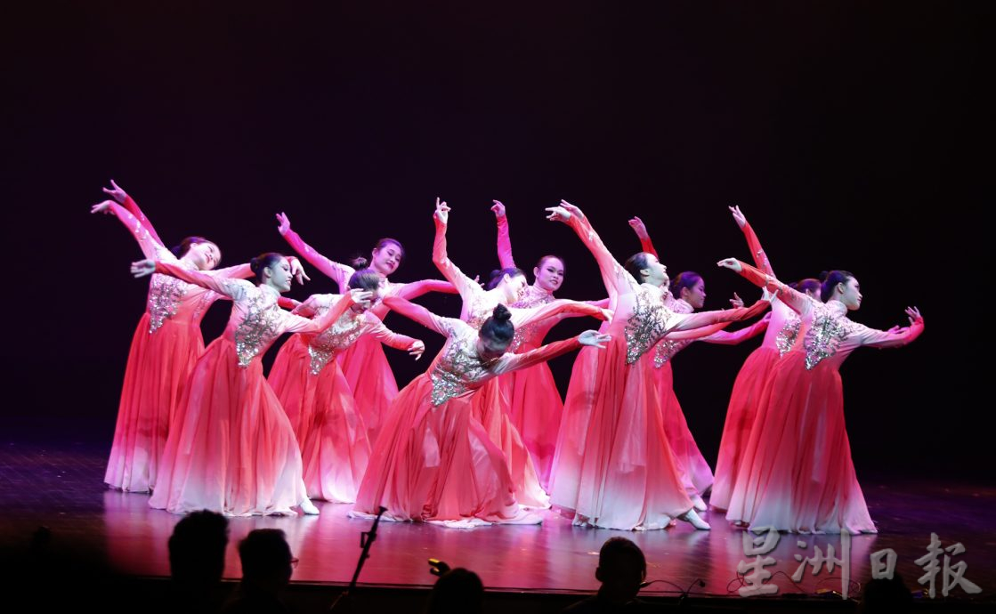 全国:不仅有动人文字,花踪也有触动人心的音乐和舞蹈