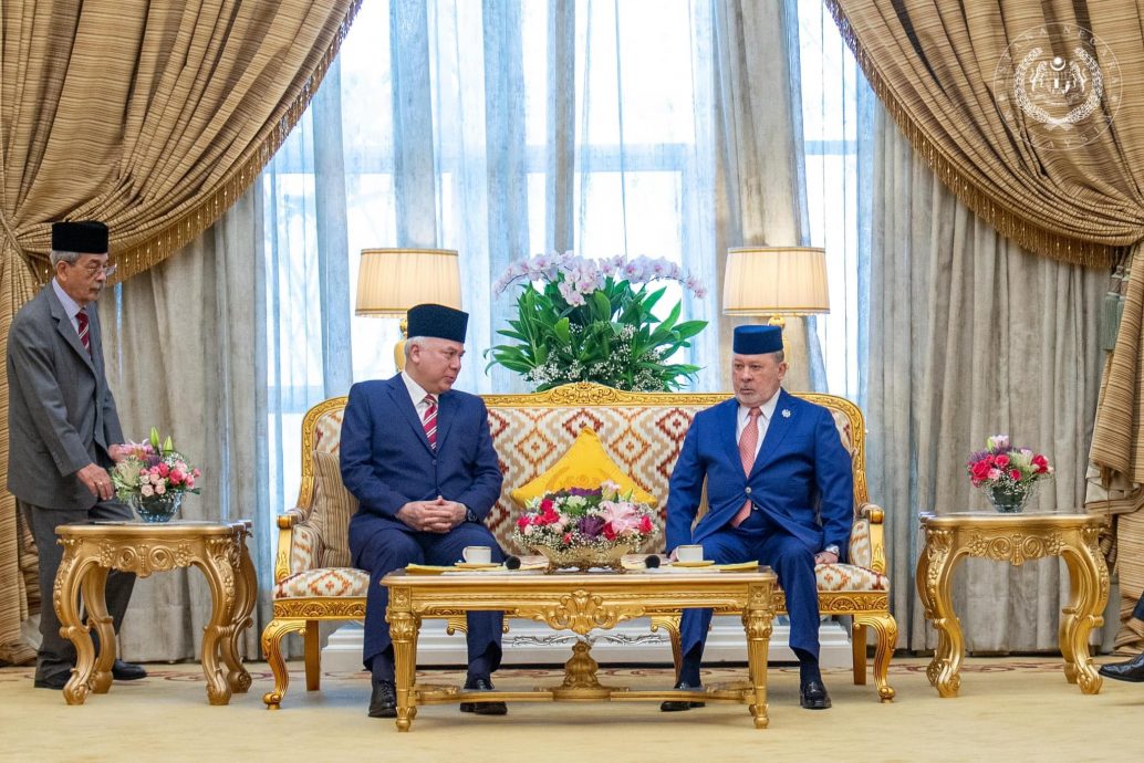 全国:副国家元首兼霹雳苏丹纳兹林沙今主持统治者理事会议