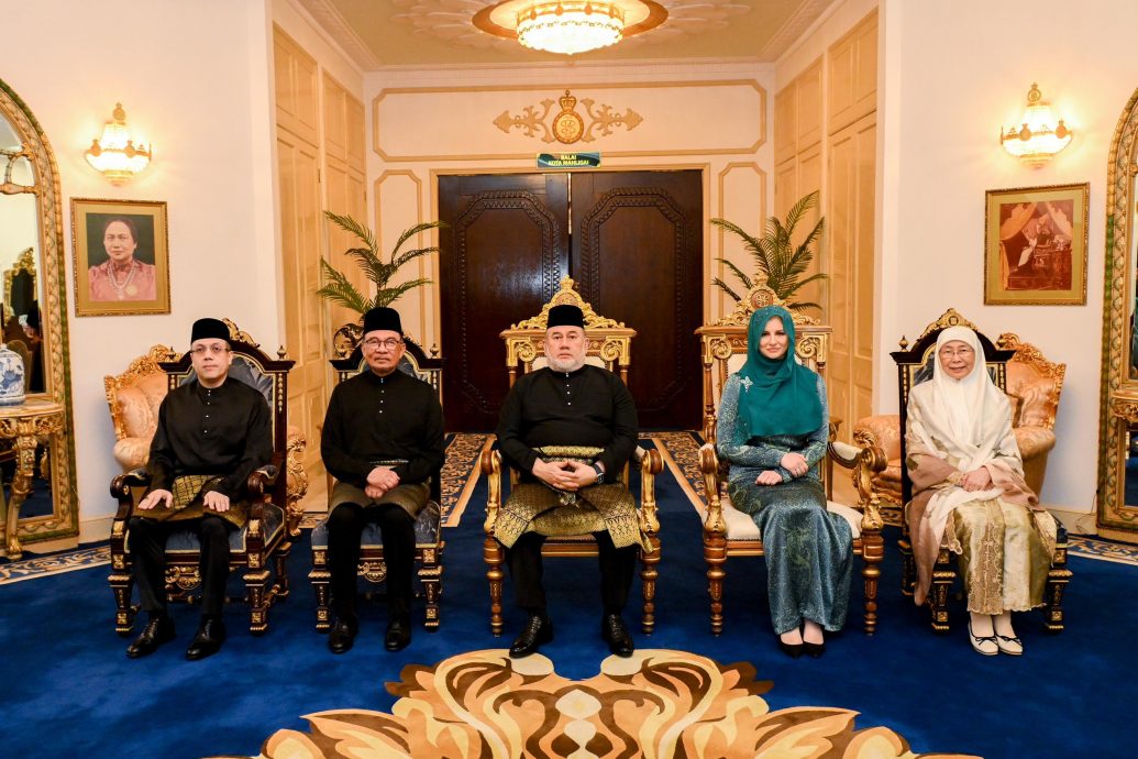 全国:首相拿督斯里安华莅临吉兰丹州古邦阁亮王宫,接受吉兰丹州苏丹莫哈末五世殿下颁授SPMK拿督勋衔。