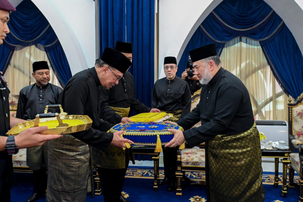 全国:首相拿督斯里安华莅临吉兰丹州古邦阁亮王宫,接受吉兰丹州苏丹莫哈末五世殿下颁授SPMK拿督勋衔。