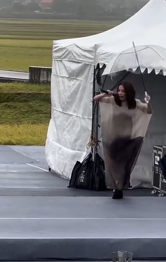 冒雨开唱对取消有阴影 ​田馥甄险2度滑倒