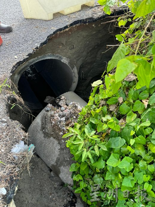 华隆新村地下水渠不堪冲击 路边地陷出现塌洞