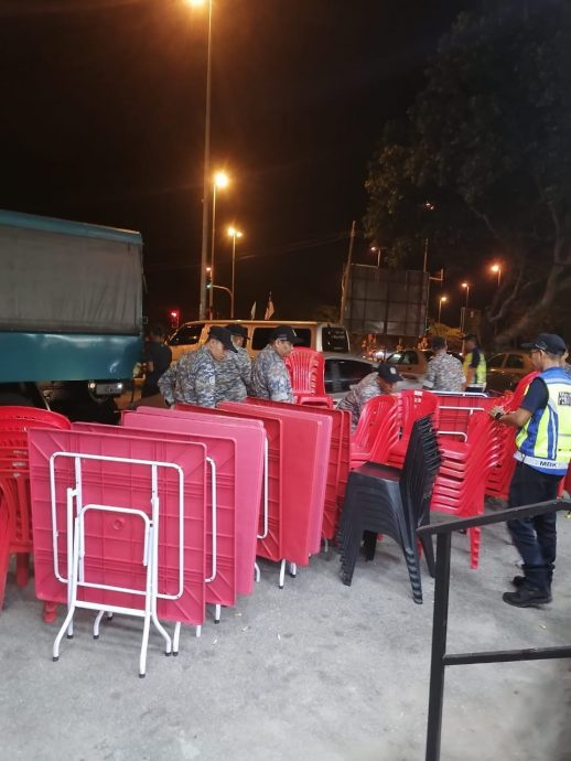 占据道路空间营业,理想花园2茶室被取缔、充公桌椅。