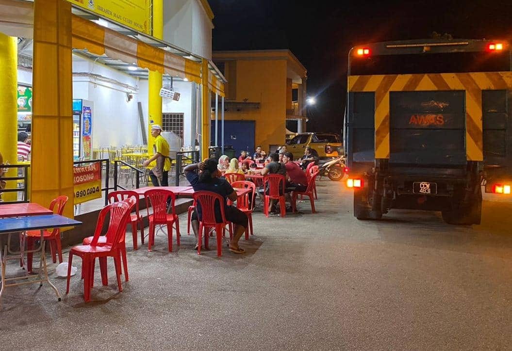 占据道路空间营业,理想花园2茶室被取缔、充公桌椅。