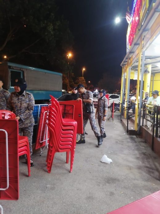 占据道路空间营业,理想花园2茶室被取缔、充公桌椅。