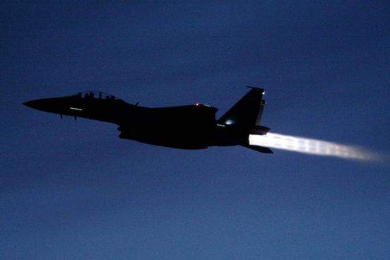 印度快运航空接获炸弹恐吓 新加坡空军两战机护送降落