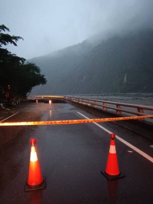 台风康妮掏空路基 高雄惊见10公尺天坑