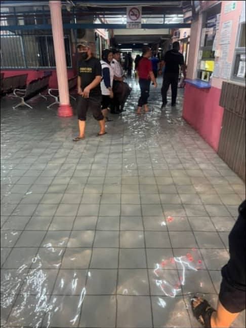 吧巴医院淹水 病患躺积水病房床上