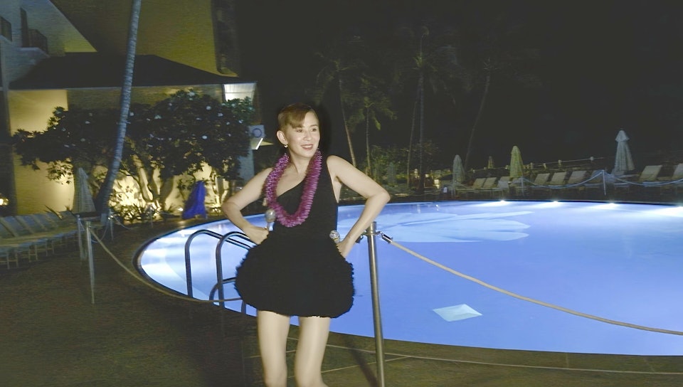 吴君如获夏威夷“焦点香港影人”奖 腰肢撩人跳草裙舞庆祝