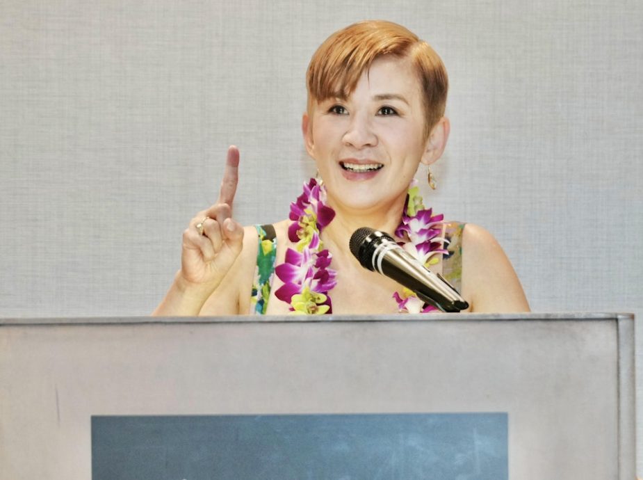 吴君如获夏威夷“焦点香港影人”奖 腰肢撩人跳草裙舞庆祝