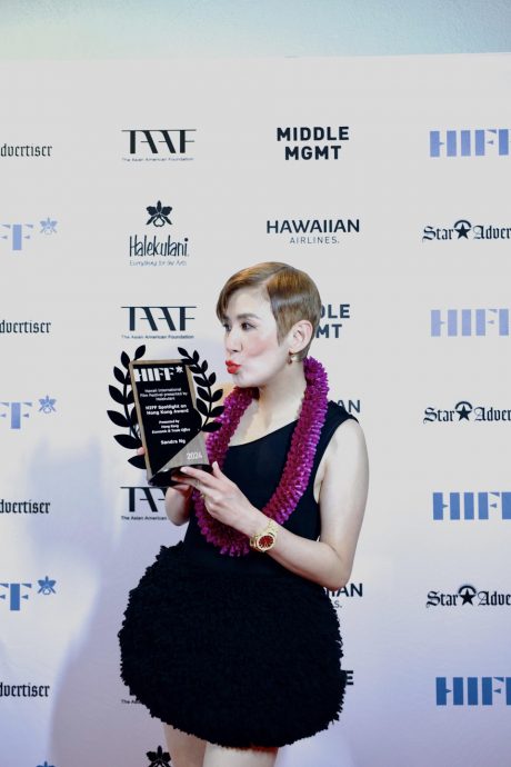 吴君如获夏威夷“焦点香港影人”奖 腰肢撩人跳草裙舞庆祝