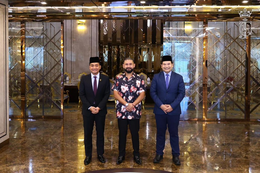 国:新闻:拉菲兹觐见东姑依斯迈 两人互动热络