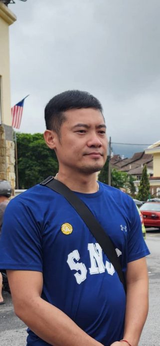 土崩河堤塌2车险坠河 游佳豪:市会水利局研究抢修