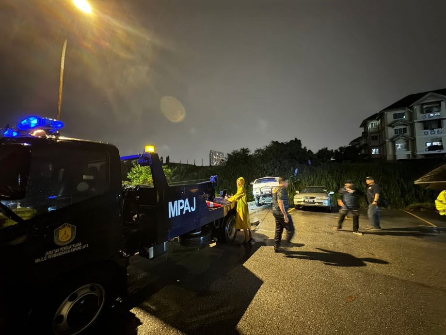 土崩河堤塌2车险坠河 游佳豪:市会水利局研究抢修