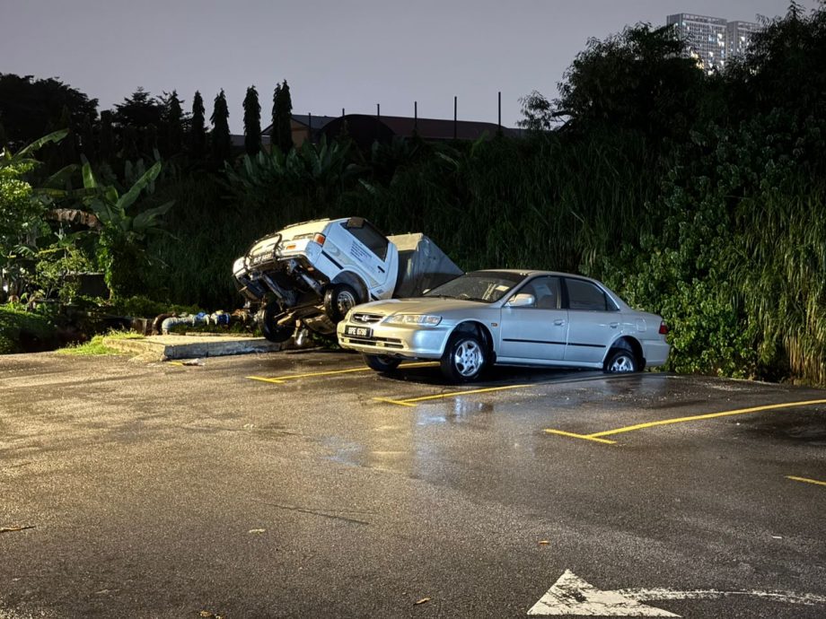 土崩河堤塌2车险坠河 游佳豪:市会水利局研究抢修