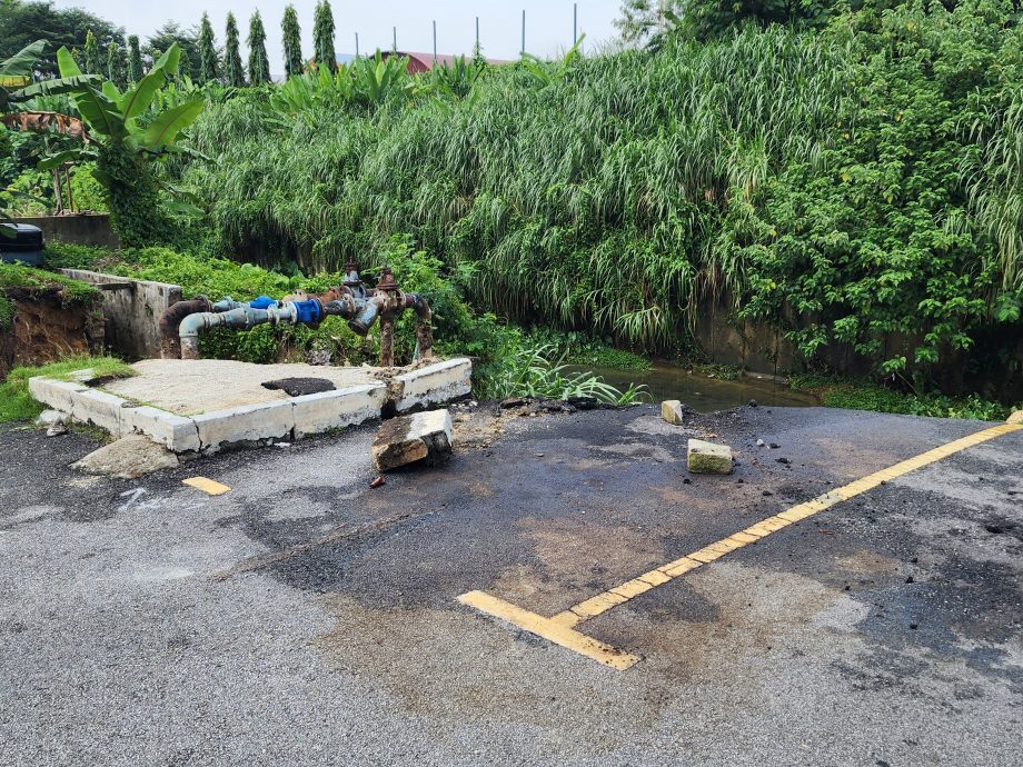 土崩河堤塌2车险坠河 游佳豪:市会水利局研究抢修