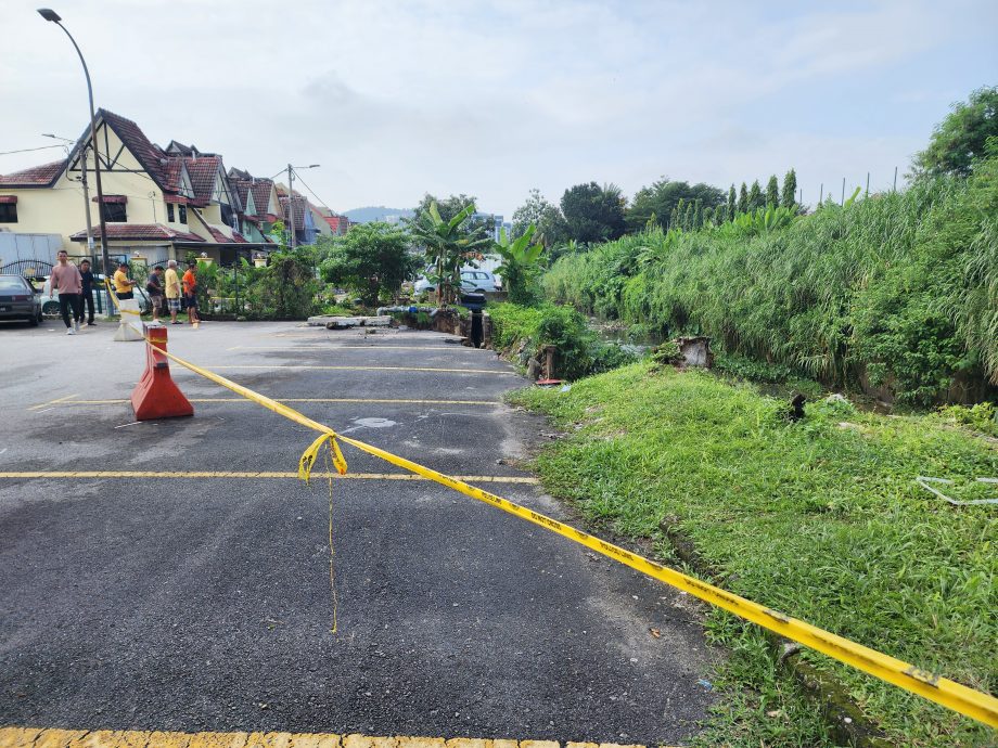 土崩河堤塌2车险坠河 游佳豪:市会水利局研究抢修